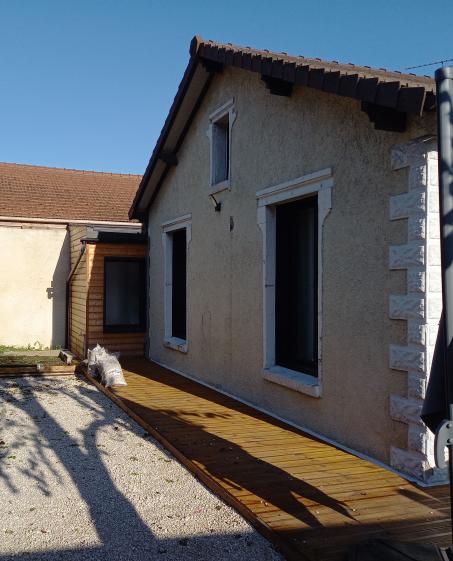 Facade arrière de la maison existante et la salle de bains dans l'extension, gli