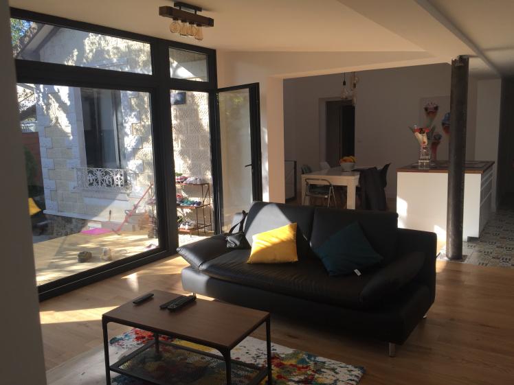 Le salon vers la terrasse et la salle à manger.