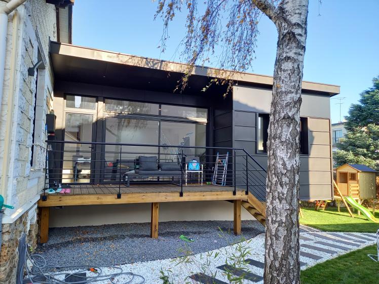 Facade sud de l'extension, la terrasse et le salon à gauche, la salle d'eau à dr