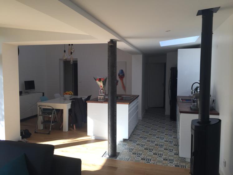Le salon vers la cuisine et la salle à manger, au fond à droite l'accès aux cham
