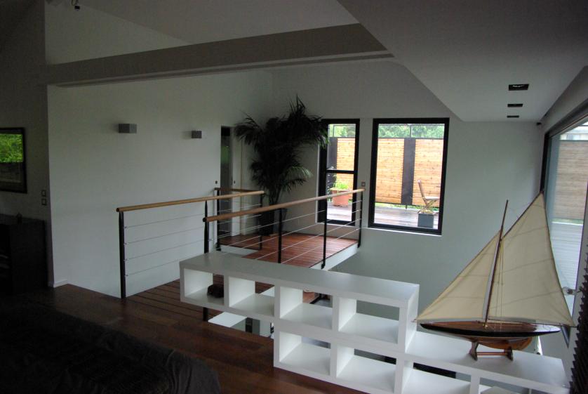 Vue de la chambre vers la passerelle vers la terrasse haute