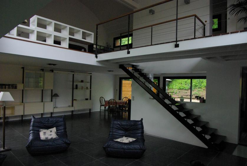 L'escalier la passerelle et la chambre