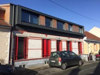 La façade existante conservée et rénovée, avec la surélévation et le bow window 
