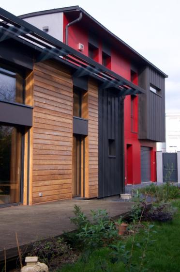 façade sud, zinc noir, bois brut et bardage rouge