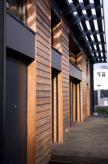 la facade sud, bois et zinc, et le brise soleil