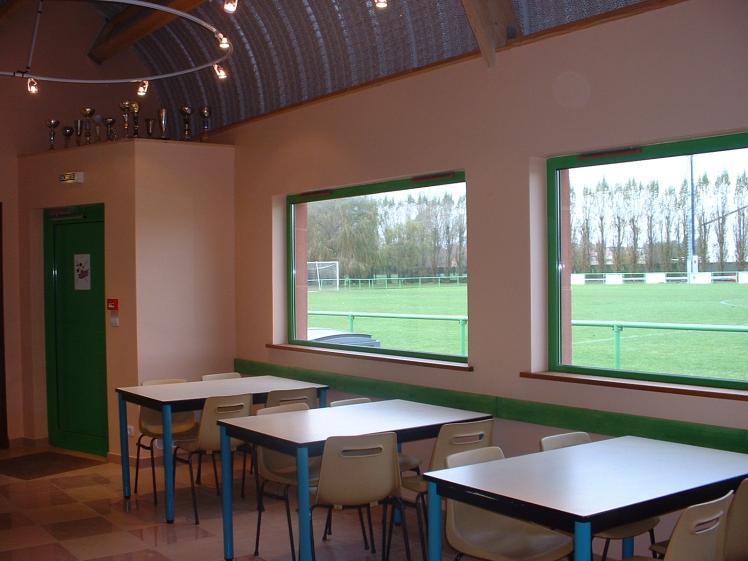 Vue de l'intérieur du club house vers le stade, les spectateurs ne sont pas éblo