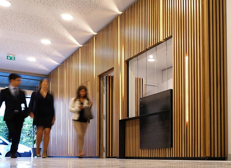 vue du hall sur la banque pmr et cloison SAD