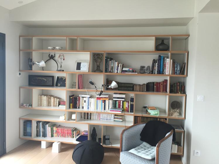 bibliothèque sur mesure, inspiration Charlotte Perriand, MDF laissé brut sur la 