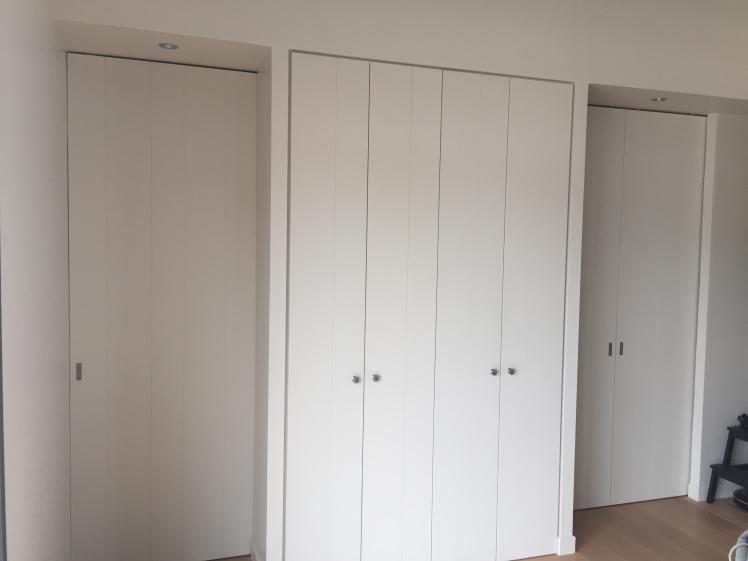 les portes d'accès au bureu et aux chambres disparaissent derrière le placard, t