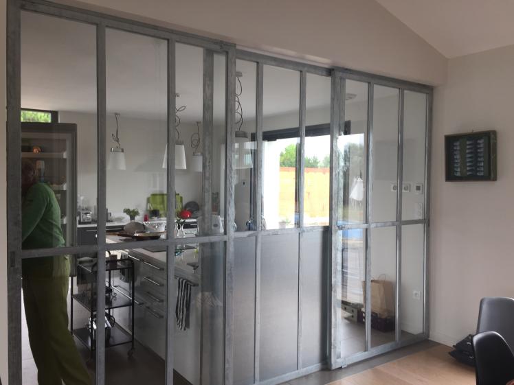 cloison vitrée à panneaux coulissants sur mesure pour une cuisine ouverte/fermée