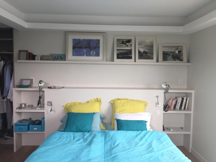 chambre avec tête de lit, cordon de led périphérique pour lumière tamisée