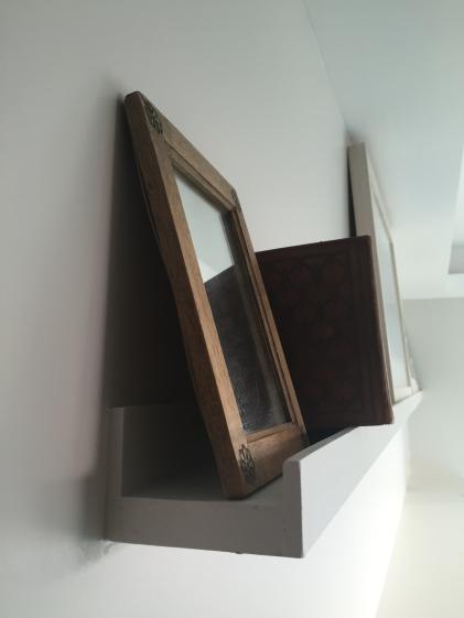 étagère pour livres et tableaux