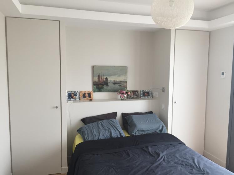 chambre avec tête de lit et placards latéraux, corniche périphérique pour éclair