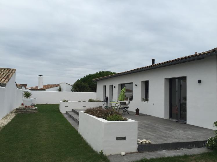 terrasse béton et bacs à fleurs
