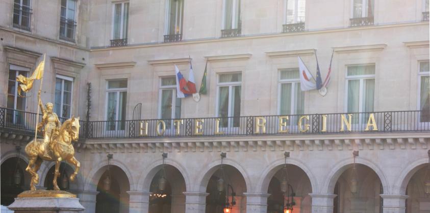 Façade de l'hôtel Regina sur la place des Pyramides