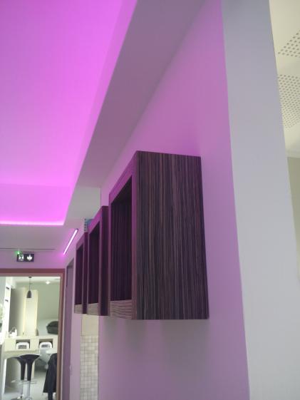 Couloir SPA avec leds à changement de couleur
