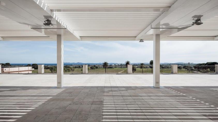 Vue depuis la terrasse avec la couverture bioclimatique motorisée 01
