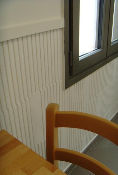 Détail du soubassement ventilé dans la salle.