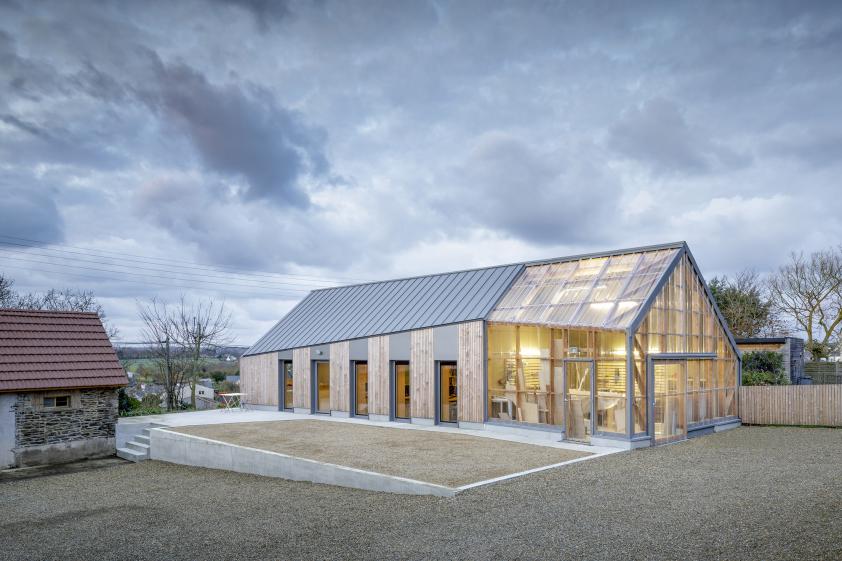 Agence d'architecture à LA ROCHE DERRIEN, façade Sud, photographie Frédéric BARO