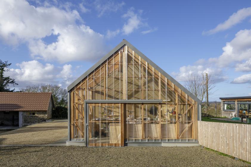 Agence d'architecture à LA ROCHE DERRIEN, vue de l'atelier, façade Est, photogra