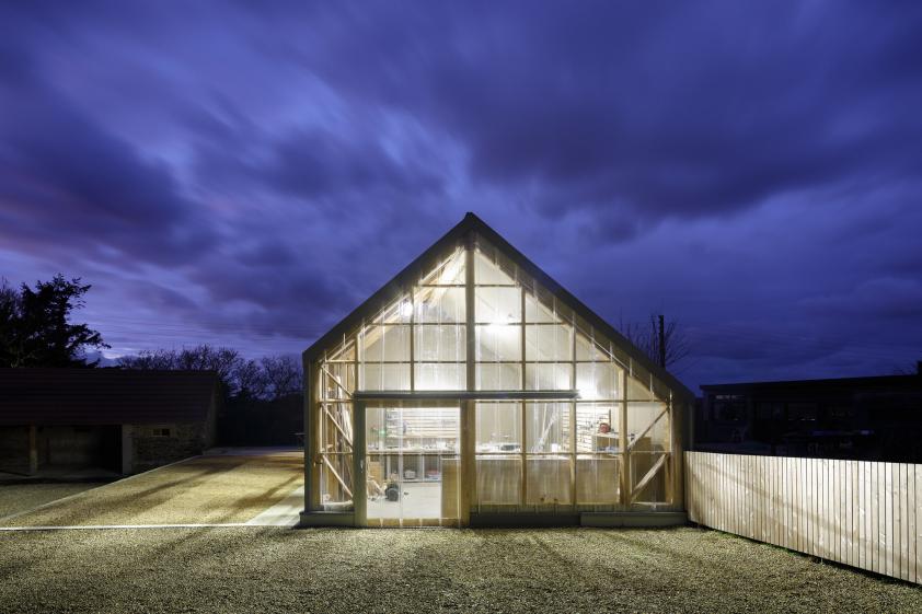 Agence d'architecture à LA ROCHE DERRIEN, vue de l'atelier de nuit, façade Est, 