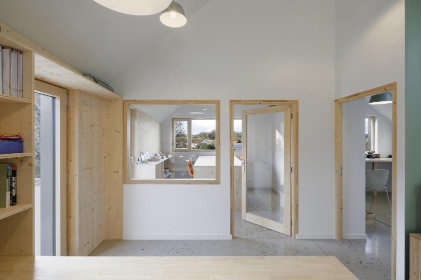 Agence d'architecture à LA ROCHE DERRIEN, vue sur la salle de réunion, photograp