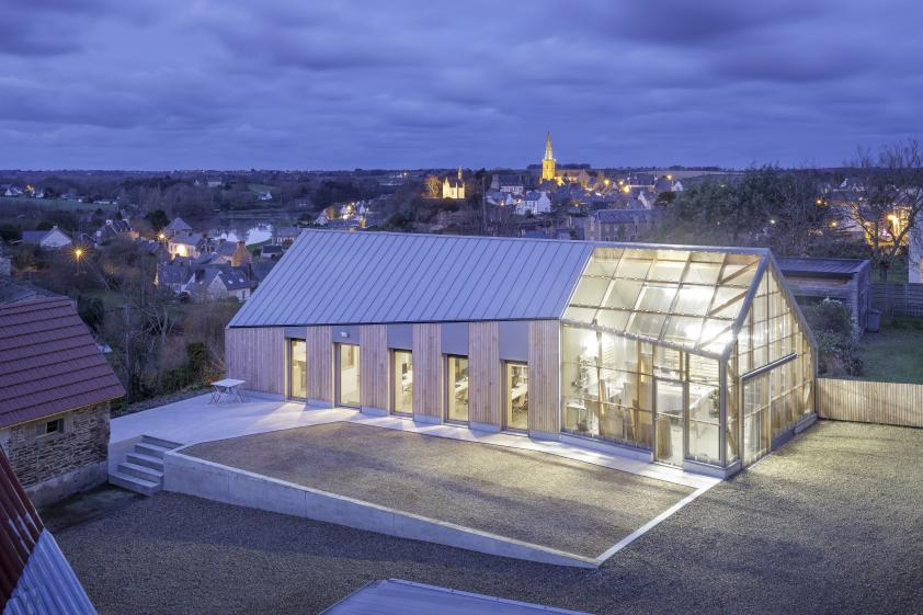 Agence d'architecture à LA ROCHE DERRIEN, vue de nuit, photographie Frédéric BAR