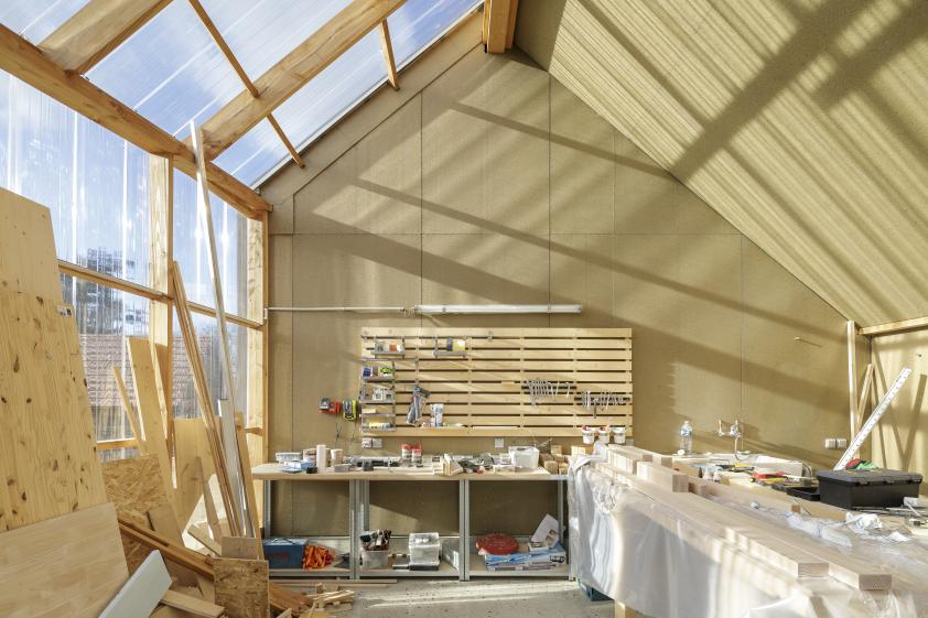 Agence d'architecture à LA ROCHE DERRIEN, vue intérieure de l'atelier, photograp