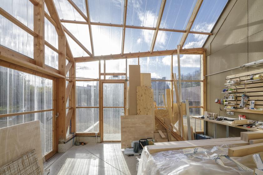 Agence d'architecture à LA ROCHE DERRIEN, vue intérieure de l'atelier, photograp