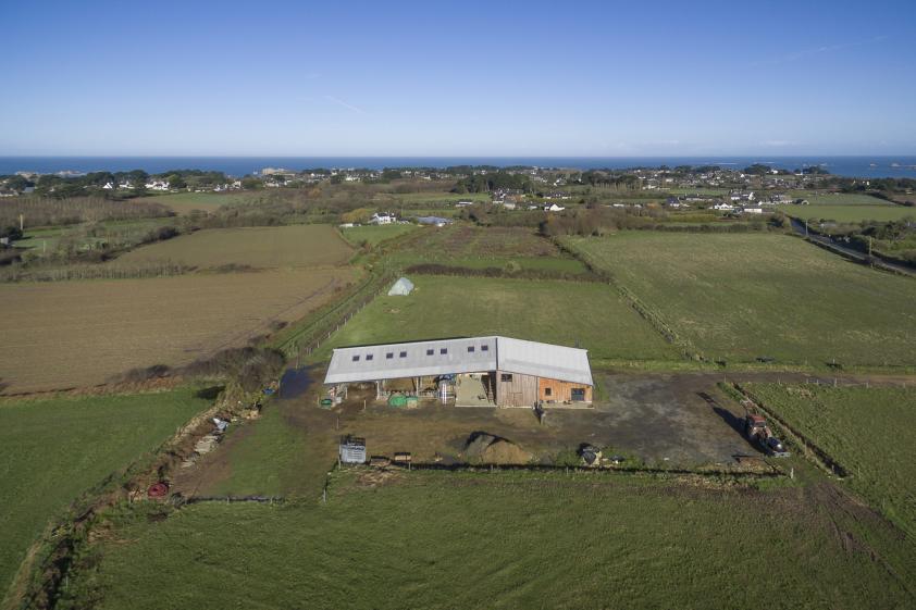 Ferme biologique à PLOUGRESCANT, vue aérienne, photographie Frédéric BARON