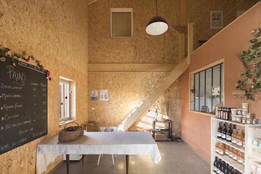 Ferme biologique à PLOUGRESCANT, intérieur de la ferme, photographie Frédéric BA