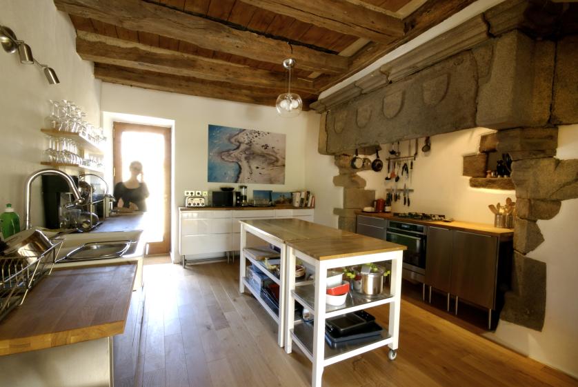 Cuisine sous cheminée majestueuse - B.HOUSSAIS Architecture