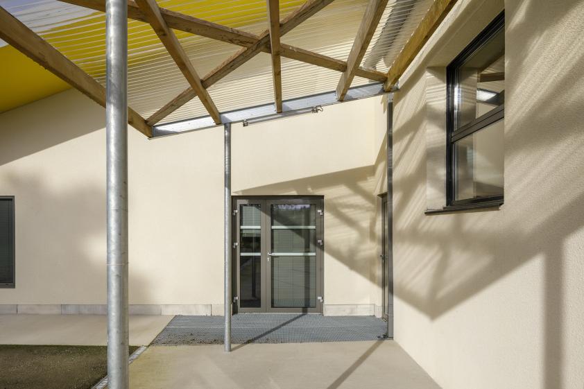 Restaurant scolaire à POMMERIT JAUDY, pergola façade Sud, photographie Frédéric 