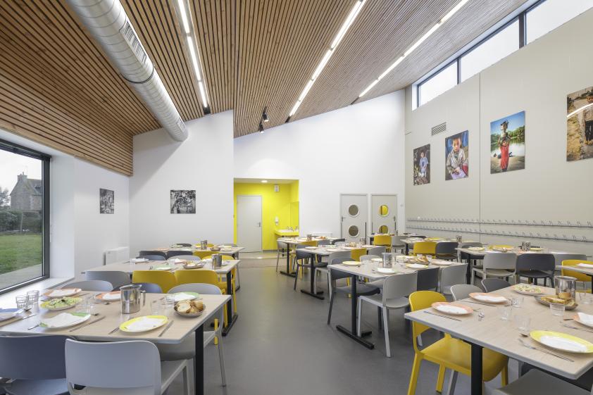 Restaurant scolaire à POMMERIT JAUDY, vue intérieure du restaurant scolaire, pho