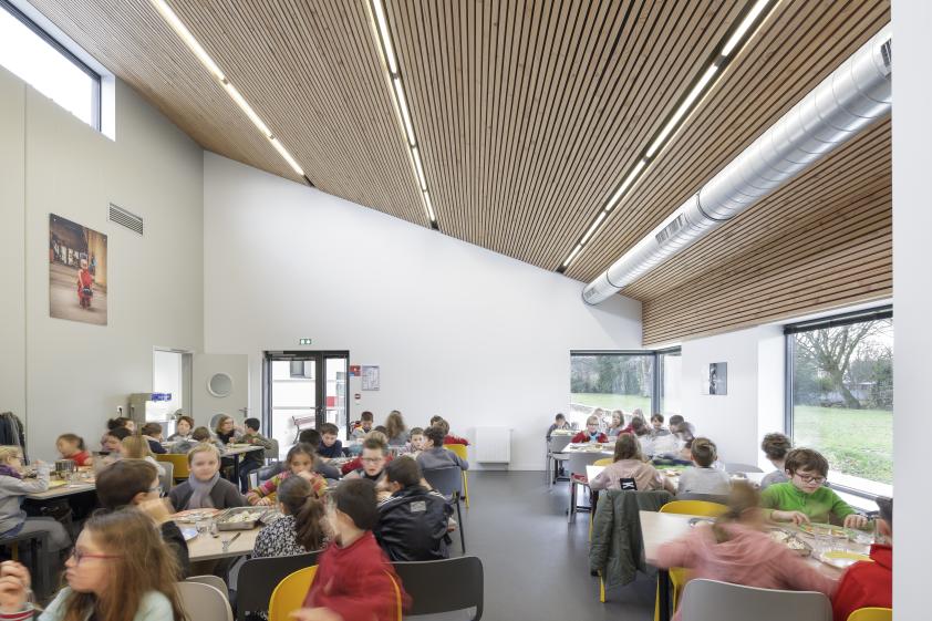 Restaurant scolaire à POMMERIT JAUDY, vue intérieure du restaurant scolaire, pho