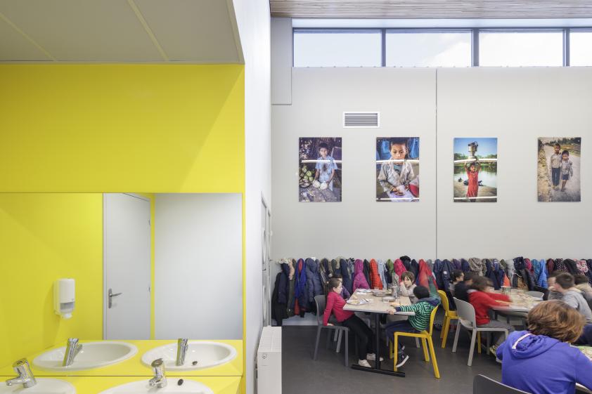 Restaurant scolaire à POMMERIT JAUDY, vue intérieure du restaurant scolaire, pho