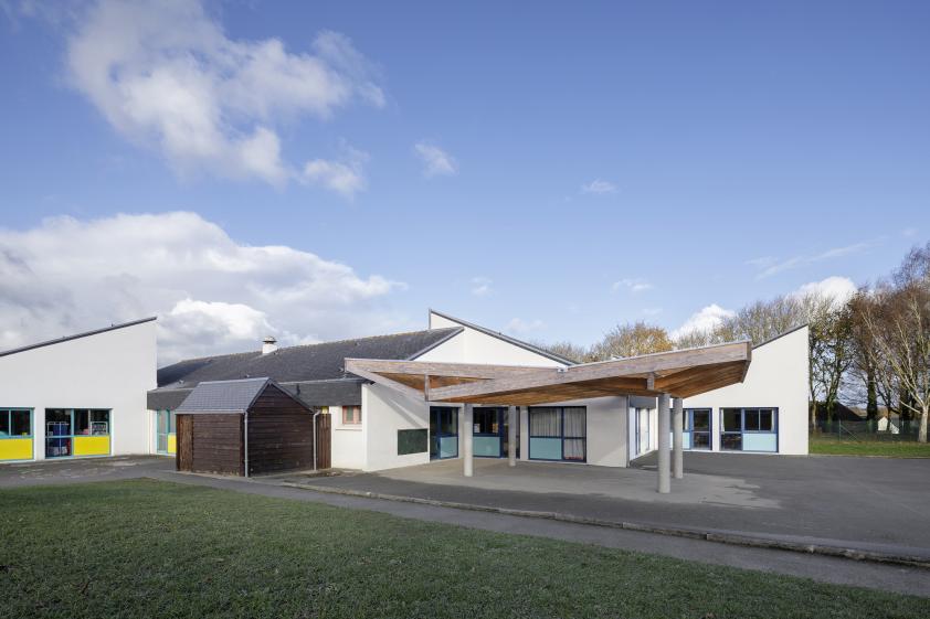 Préau à l'école publique de LA ROCHE DERRIEN, façade Sud, photographie Frédéric 