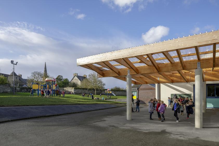 Préau à l'école publique de LA ROCHE DERRIEN, photographie Frédéric BARON