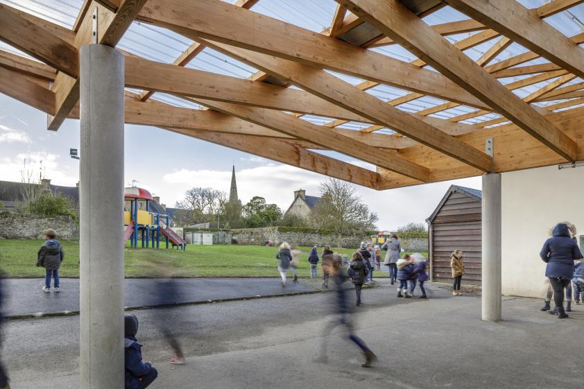 Préau à l'école publique de LA ROCHE DERRIEN, photographie Frédéric BARON