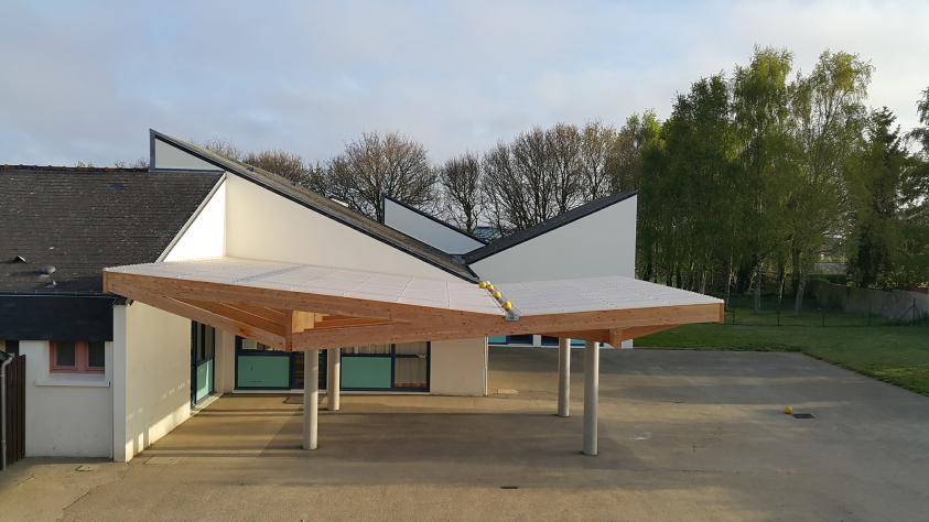 Préau à l'école publique de LA ROCHE DERRIEN, vue aérienne, façade Sud, photogra