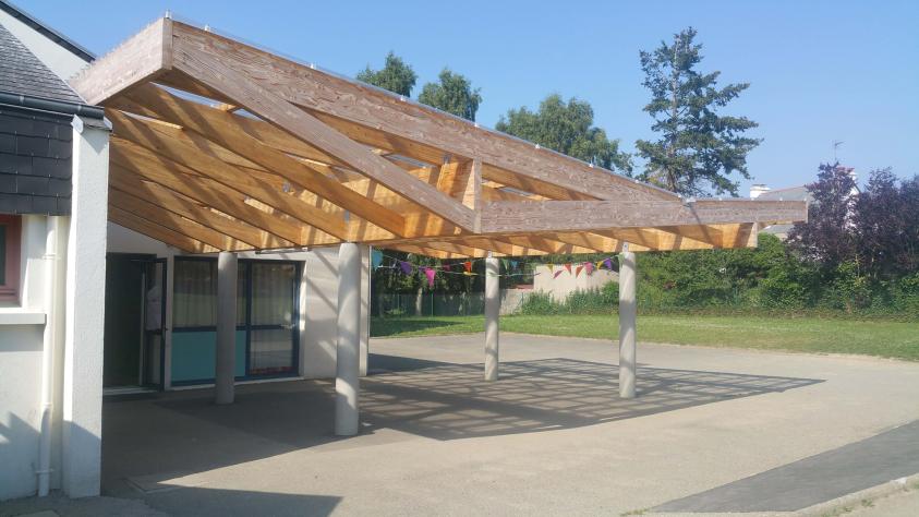 Préau à l'école publique de LA ROCHE DERRIEN, photographie Frédéric BARON