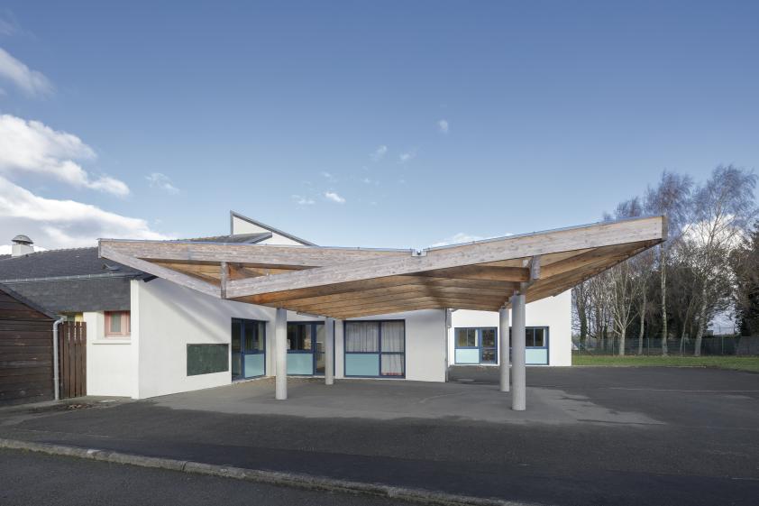 Préau à l'école publique de LA ROCHE DERRIEN, façade Sud, photographie Frédéric 