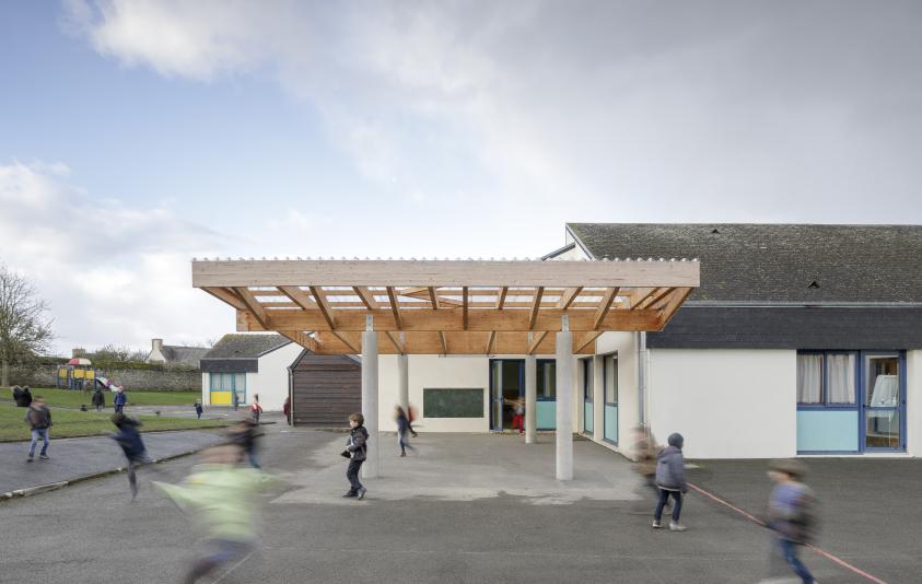 Préau à l'école publique de LA ROCHE DERRIEN, façade Est, photographie Frédéric 