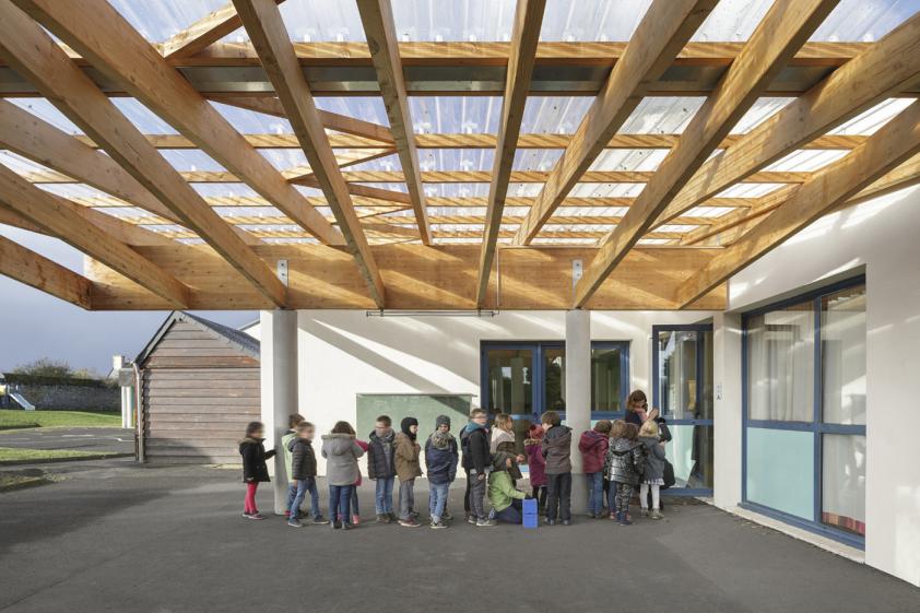 Préau à l'école publique de LA ROCHE DERRIEN, façade Est, photographie Frédéric 