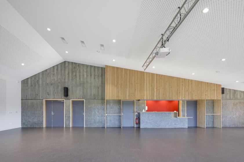 Salle communale de PLEGUIEN, vue intérieure sur le bar, photographie Frédéric BA