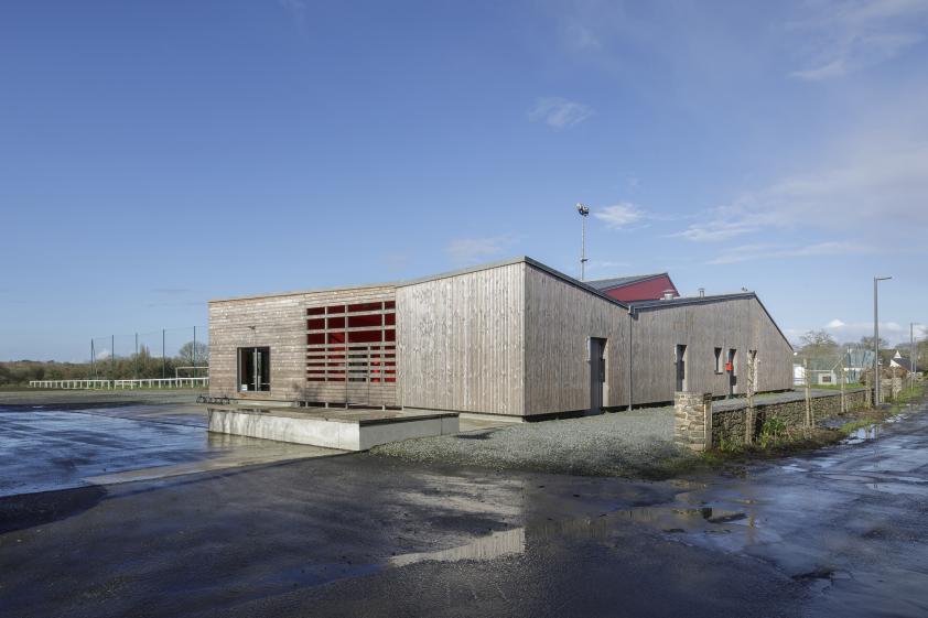 Salle communale de PLEGUIEN, façade Sud, photographie Frédéric BARON