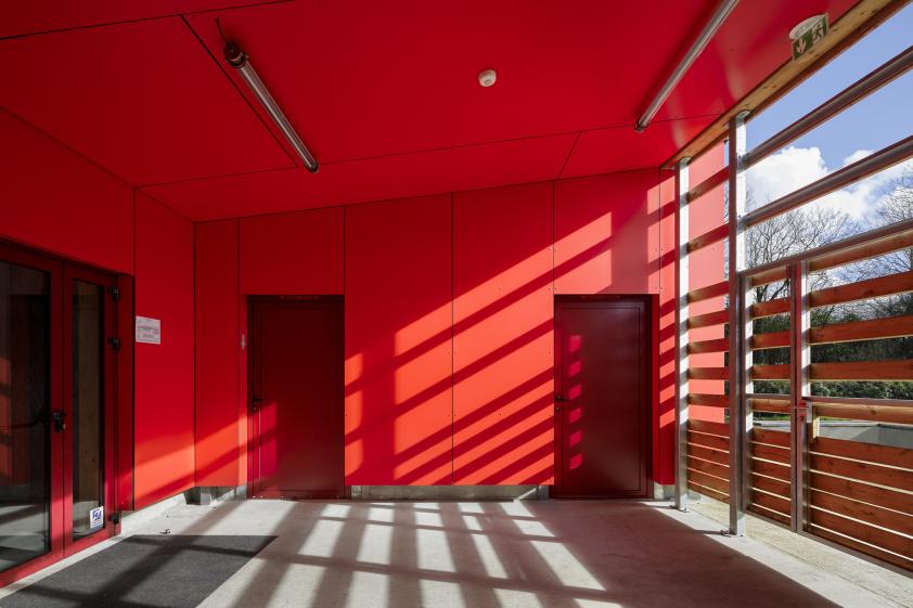 Salle communale de PLEGUIEN, porche couvert extérieur, photographie Frédéric BAR