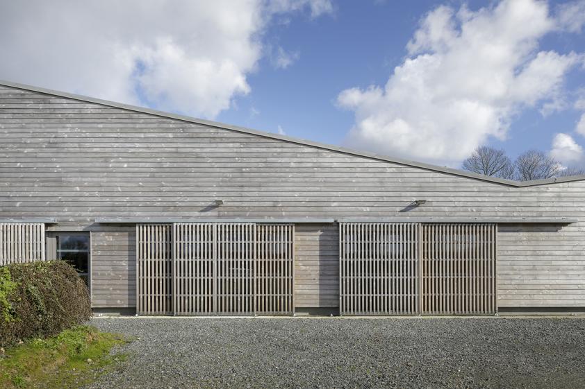 Salle communale de PLEGUIEN, entrée façade Ouest, photographie Frédéric BARON