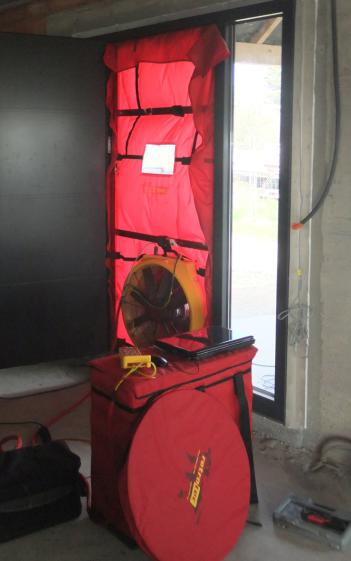 test d'étanchéité à l'air à la porte soufflante