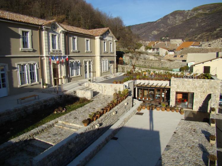 vue vers la médiathèque, la place et la mairie